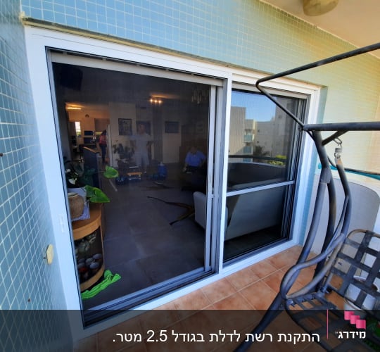 דלת הזזה מאלומיניום עם מסגרת לבנה